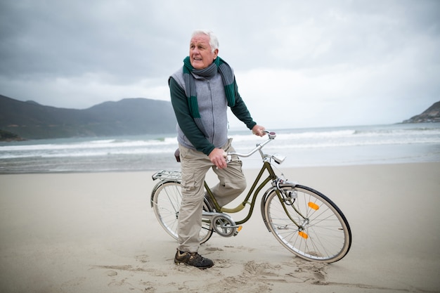 Personne agee, équitation, bicyclette, plage