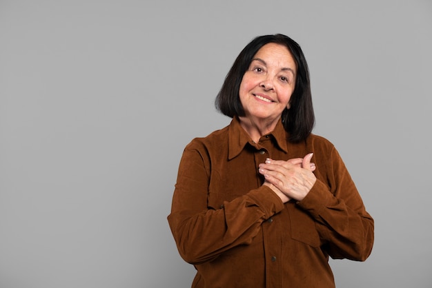 Personne âgée faisant des gestes isolés