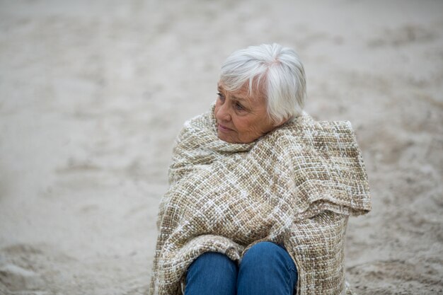 Personne Agee, Femme, Emballé, Châle, Plage