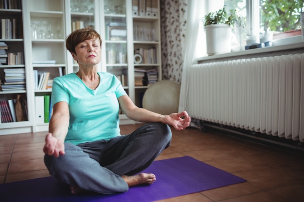 Personne âgée, femme, méditer, lotus, position