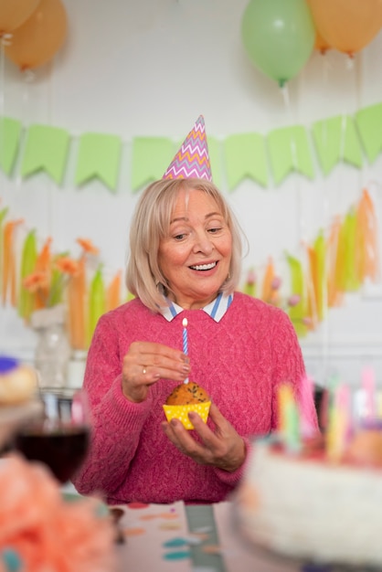 Photo personne âgée fêtant son anniversaire