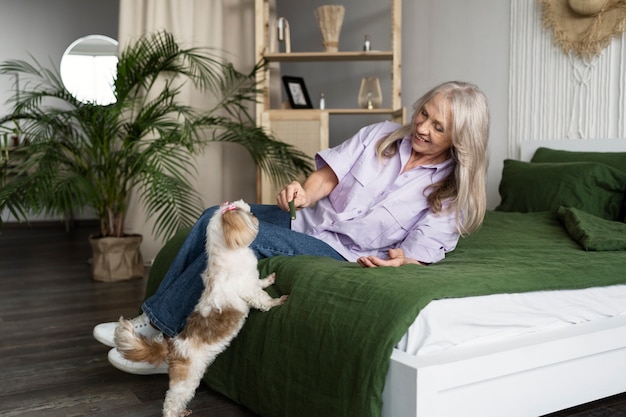 Personne âgée Avec Son Chien