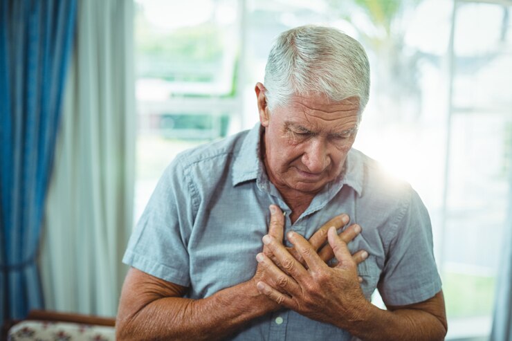 Photo personne âgée, souffrance, poitrine, douleur