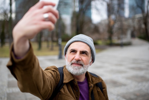 Photo personne âgée voyageant seule