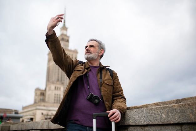 Photo personne âgée voyageant seule