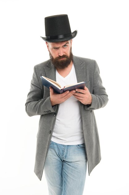 Personne Artistique. Artiste Talentueux. Homme Barbu Lire Le Livre Isolé Sur Blanc. Lecture De Poèmes. Livre D'inspiration. Professeur De Littérature. Librairie. Histoire Intéressante. Guy Tenue Classique Lire Le Livre.