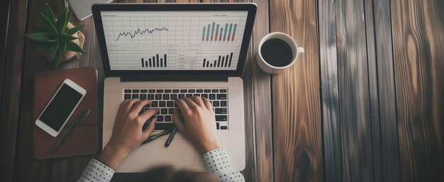 Une personne assise à un bureau