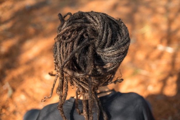 Personne aux cheveux enroulés en chignon