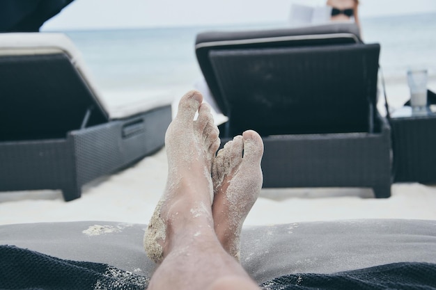 Photo une personne aux jambes en désordre se détend sur un fauteuil