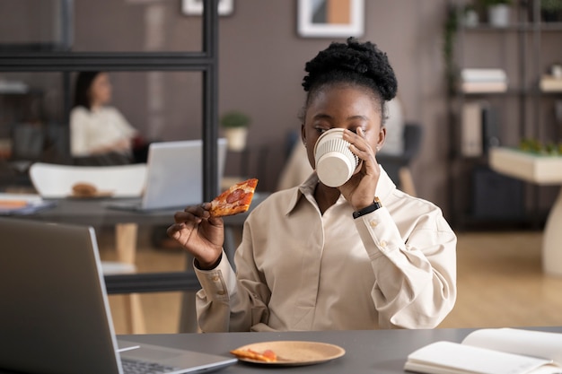 Photo personne buvant une boisson pendant la pause