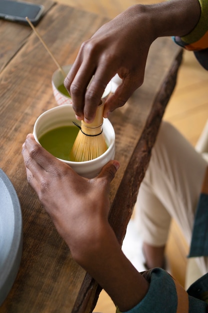 Photo personne buvant une tasse de thé matcha