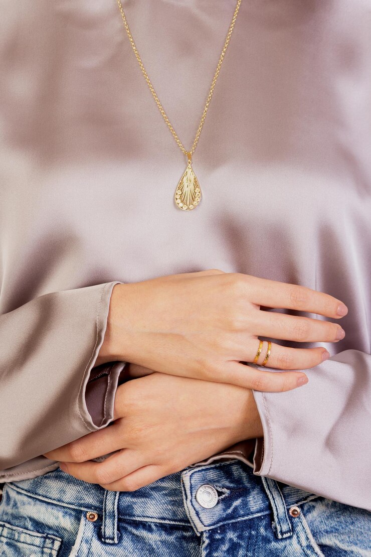 Photo une personne en chemise seda et des bijoux