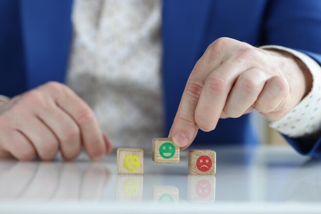 La personne choisit un examen positif pour les recommandations de services et le concept de rétroaction