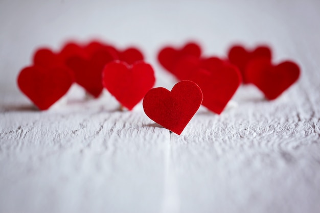 Personne coeurs rouges sur le fond en bois. La Saint-Valentin. Conc