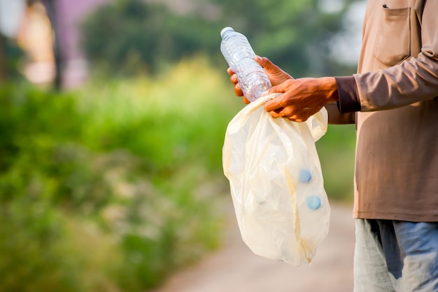 Personne, collecte, plastique, bouteilles, recycler