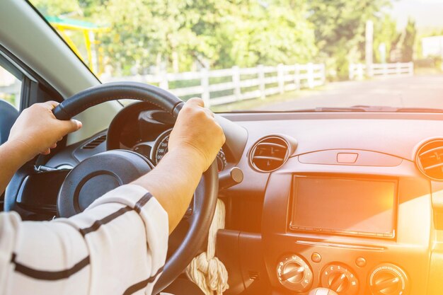 Personne conduisant une voiture