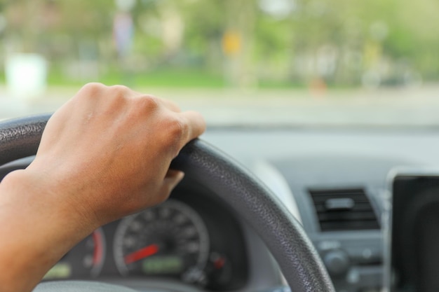 Une personne conduit une voiture avec un panneau rouge et blanc qui dit "heure".