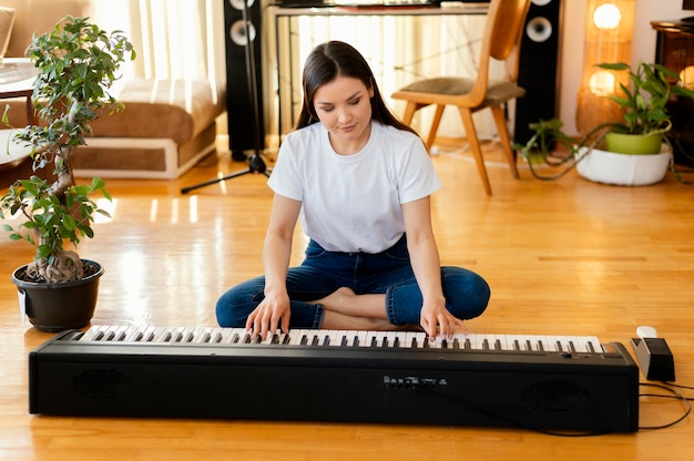 Photo personne créative pratiquant la musique