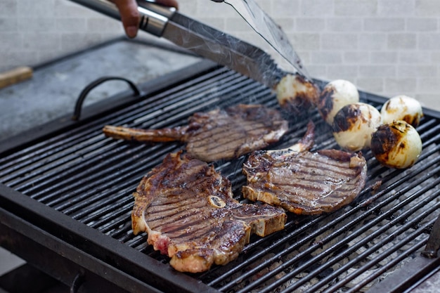 Une personne cuisinant un délicieux barbecue sur un gril