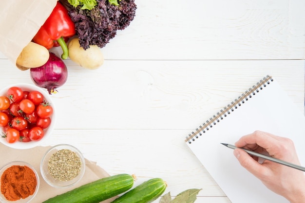 personne cuisinant avec un livre de cuisine