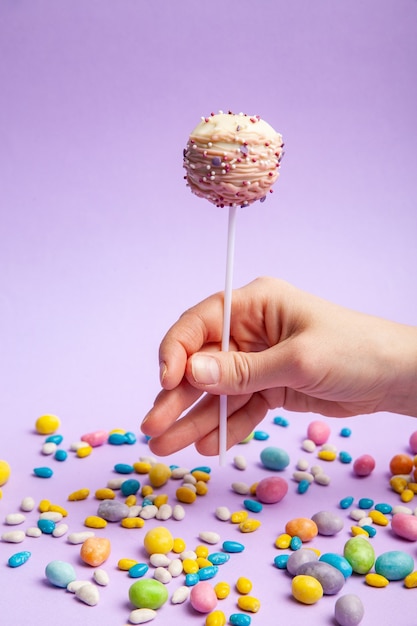 Personne de culture avec cake pop sur bonbons