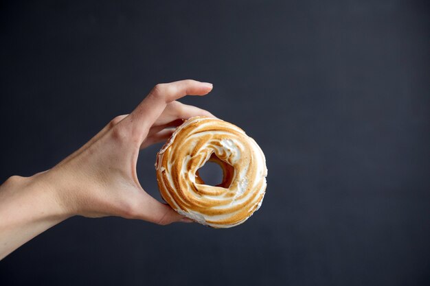 Personne de culture montrant le beignet de guimauves de pâte à choux