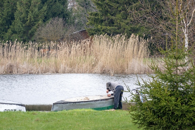 Photo une personne dans un bateau au bord du lac