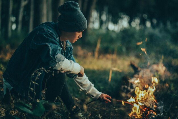 Photo personne dans la forêt