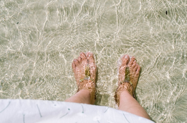 Personne Debout Dans Les Vagues De La Mer De L'océan Sur La Plage De Sable Fin.