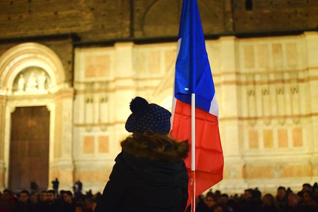 Photo personne debout par le drapeau contre le bâtiment historique