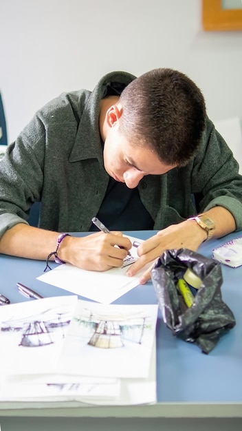 Personne dessinant à la main avec des perspectives architecturales au crayon et à l'encre en couleur