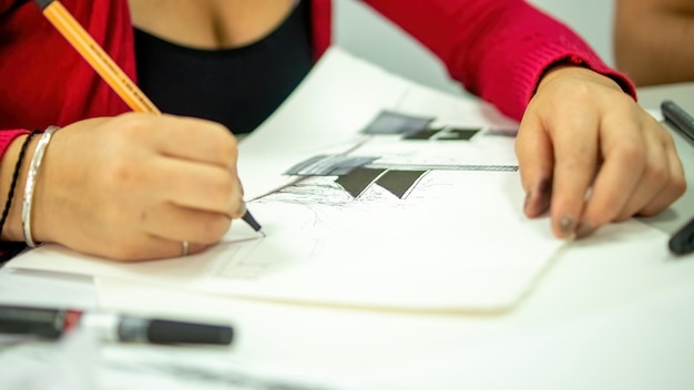 Personne dessinant à la main avec des perspectives architecturales au crayon et à l'encre en couleur