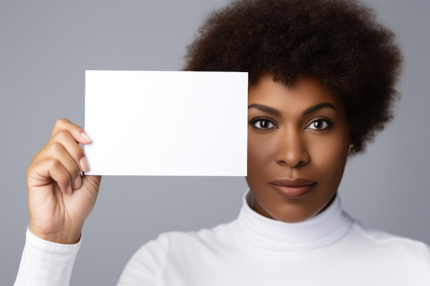 Photo personne détenant une carte de visite vide