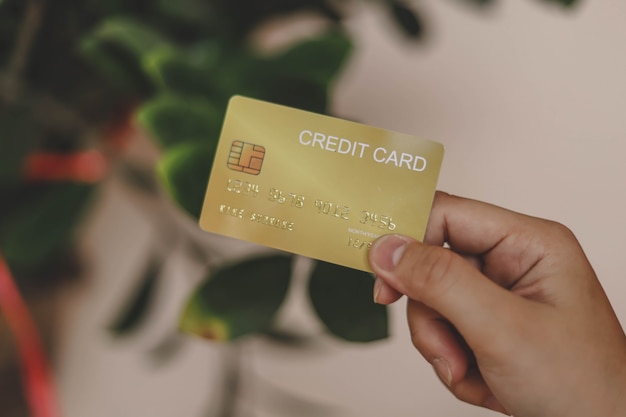 La personne détient une carte de crédit, une carte de crédit peut être utilisée pour payer des biens et services dans des magasins de détail, des restaurants ou des achats en ligne. Concept d'utilisation d'une carte de crédit.