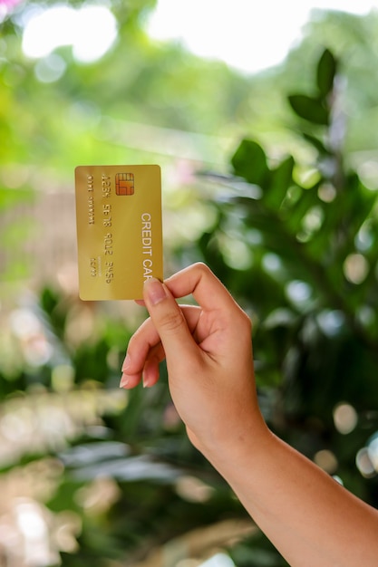 La personne détient une carte de crédit, une carte de crédit peut être utilisée pour payer des biens et services dans des magasins de détail, des restaurants ou des achats en ligne. Concept d'utilisation d'une carte de crédit.