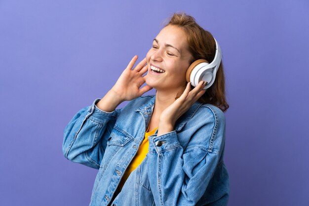 Personne écoutant de la musique sur fond isolé