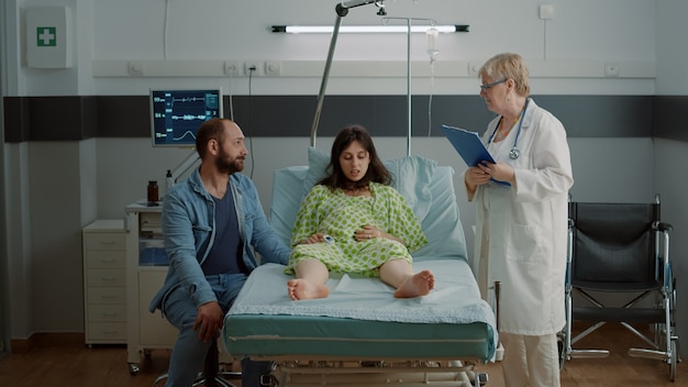 Personne enceinte de race blanche recevant des conseils d'un médecin