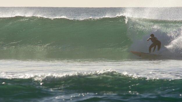 Photo personne faisant du surf en mer