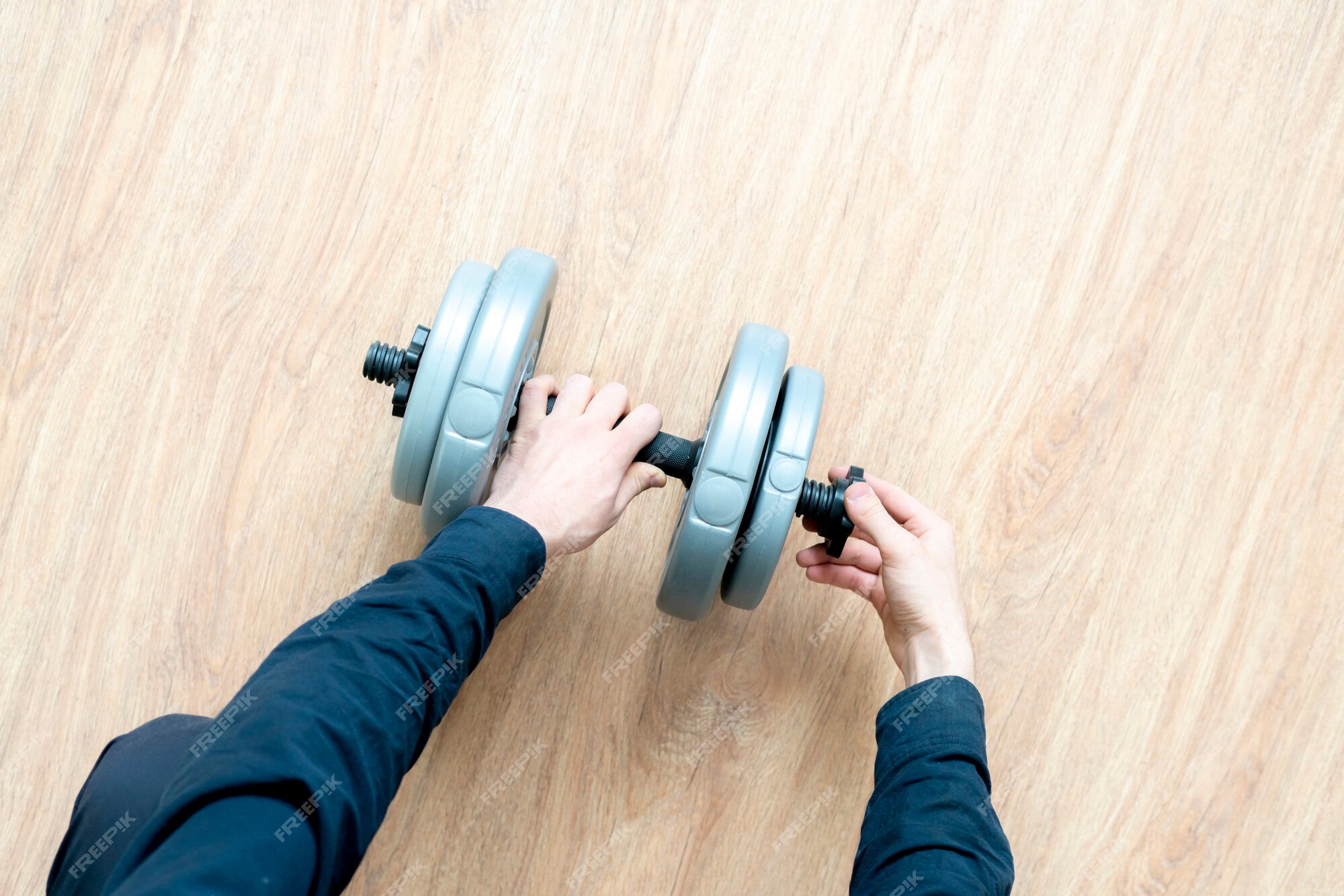 Personne Faisant De L'exercice Et Mettre Un Disque De Poids Sur Un Haltère