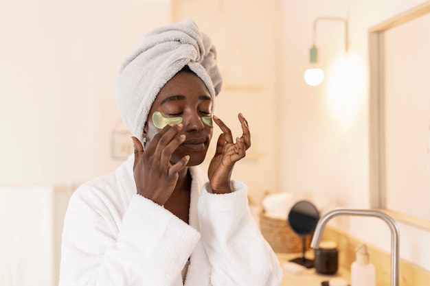 Photo personne faisant des soins de beauté