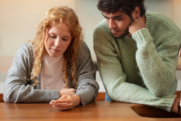 Personne faisant un test covid à domicile