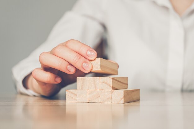 Personne fait une pyramide de blocs de bois