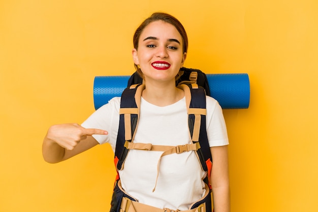 Personne de femme jeune voyageur arabe maigre pointant à la main vers un espace de copie de chemise, fier et confiant