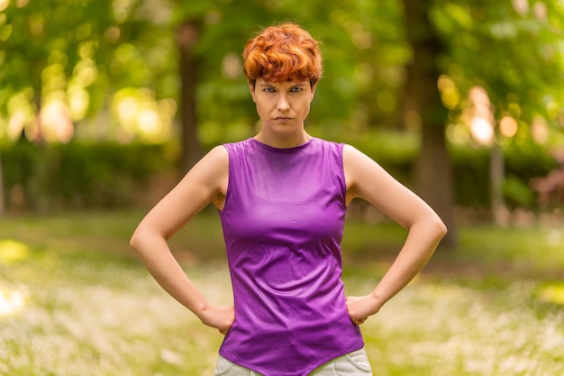 Personne de genre non binaire avec une expression de colère dans un parc