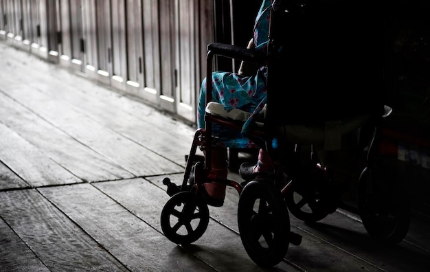 Une personne handicapée en fauteuil roulant dans un plancher en bois