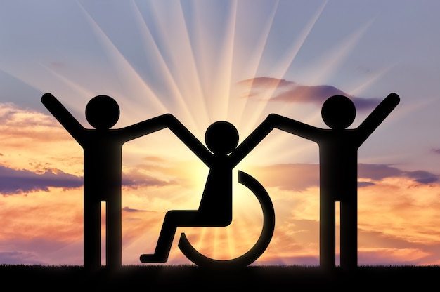 Photo personne handicapée heureuse en fauteuil roulant avec des personnes en bonne santé. notion d'aide sociale