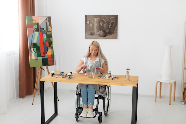Photo personne handicapée en peinture en fauteuil roulant