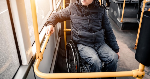 Personne handicapée physique à l'intérieur des transports publics avec une rampe accessible