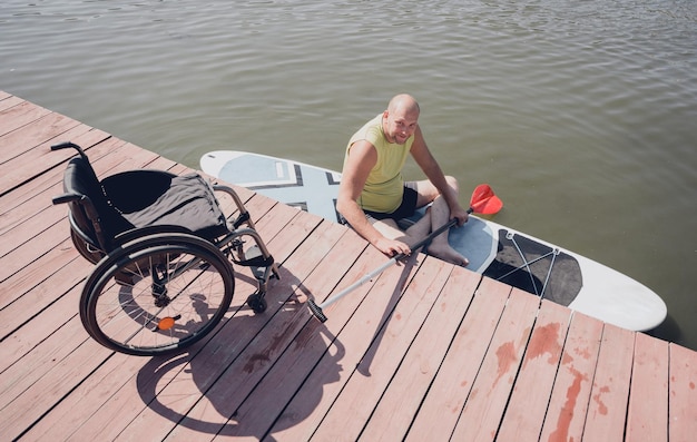 Photo une personne handicapée physique monte à bord du sup