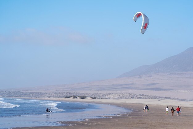 Personne inconnue faisant du kitesurf à Atacama au Chili